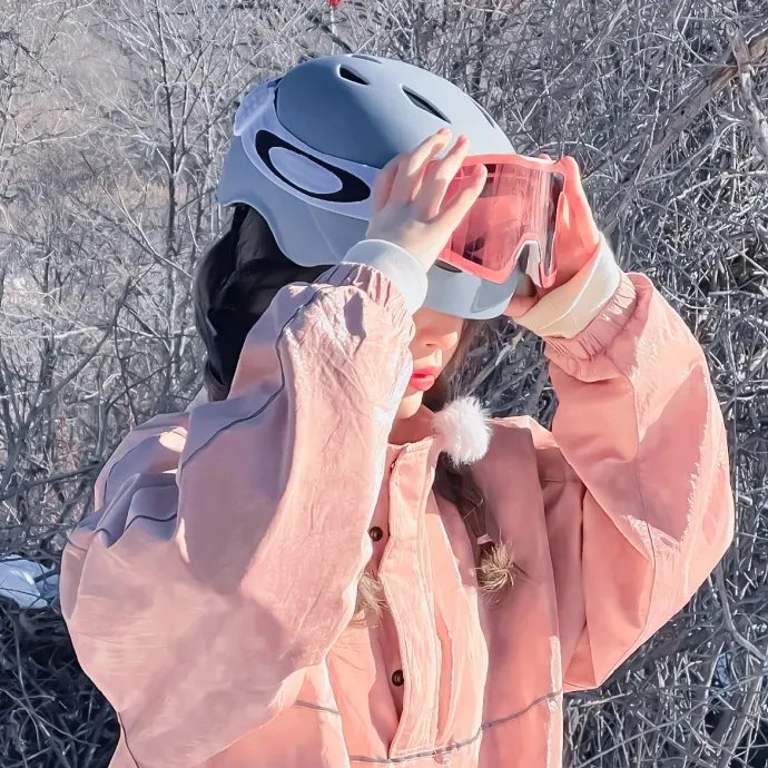 美女蛇岛求生 封面